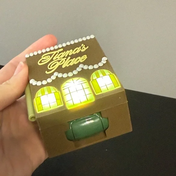 Bath & Body Works, Disney Tiana's Place Light-Up Pocketbac Holder & Hand - Picture 6 of 6